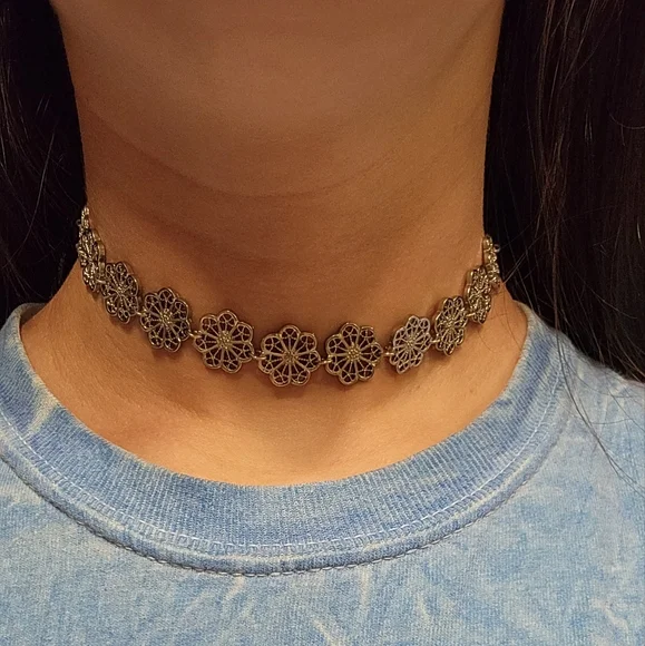 🟣 Silver flower choker - Picture 2 of 4